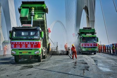 北京首次!“皮实又抗造”的飞机跑道材料铺上新首钢大桥